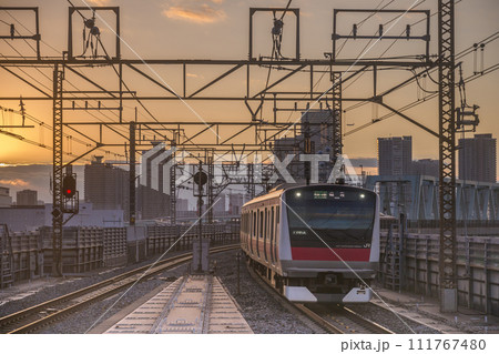 夕日を浴びて走る京葉線快速電車 夕日を浴びて走る京葉線快速電車 111767480