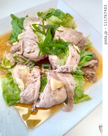 豚肉のロールレタス、妻の手作り家庭料理、家庭で楽しむ夕ご飯、幸せ家族 111767483