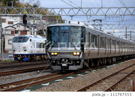 東海道本線を走る281系関空特急はるかと223系新快速 111767553