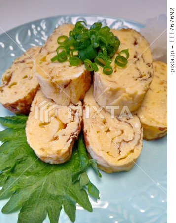 だし巻き卵、妻の手作り家庭料理、家庭で楽しむ夕ご飯、幸せ家族 111767692