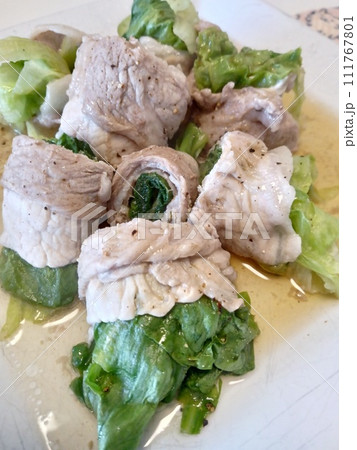 豚肉のレタス巻き、妻の手作り家庭料理、家庭で楽しむ夕ご飯、幸せ家族 豚肉のレタス巻き、妻の手作り家庭料理、家庭で楽しむ夕ご飯、幸せ家族 111767801