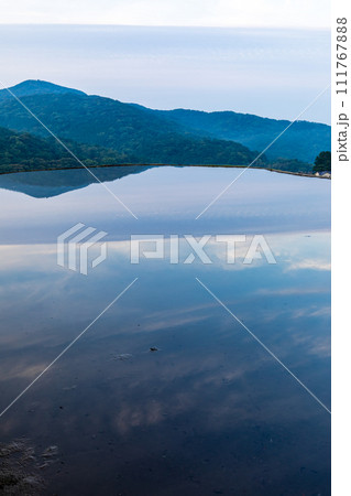 大中尾棚田　夜明けの水張り朝風景　【長崎市】 111767888