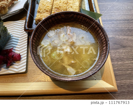 具だくさんの豚汁 根菜と豚肉の味噌汁 具だくさんの豚汁 根菜と豚肉の味噌汁 111767913