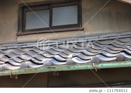 日本の瓦屋根 日本の瓦屋根 111768012