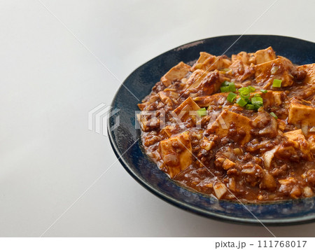 丸いお皿に乗った麻婆豆腐 111768017