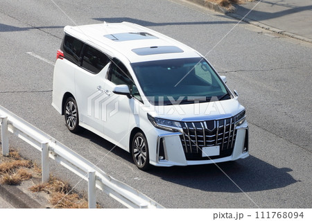 白いミニバン 111768094