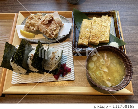 おにぎりと豚汁と唐揚げとだし巻き卵の定食セット おにぎりと豚汁と唐揚げとだし巻き卵の定食セット 111768168