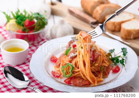イタリアンスパゲッティ ( ナポリタン )とフランスパン イタリアンスパゲッティ ( ナポリタン )とフランスパン 111768200