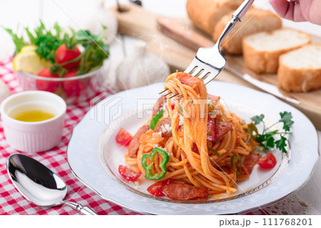 イタリアンスパゲッティ （ ナポリタン ）とフランスパン 111768201