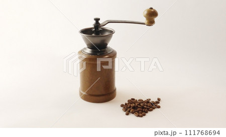 木のコーヒーミルとコーヒー豆 木のコーヒーミルとコーヒー豆 111768694