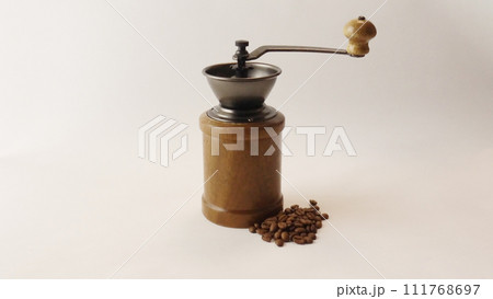 木のコーヒーミルとコーヒー豆 111768697