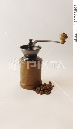 木のコーヒーミルとコーヒー豆 木のコーヒーミルとコーヒー豆 111768698