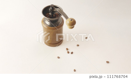 木のコーヒーミルとコーヒー豆 111768704