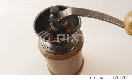コーヒーミルでコーヒー豆を挽く コーヒーミルでコーヒー豆を挽く 111768706