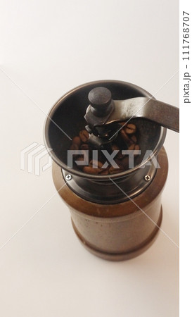 コーヒーミルでコーヒー豆を挽く 111768707