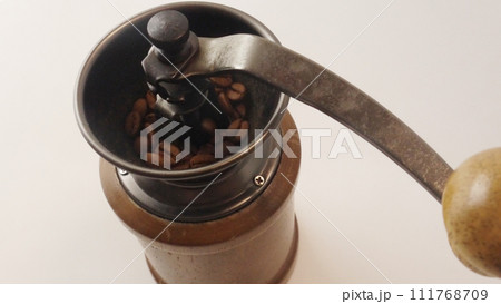 コーヒーミルでコーヒー豆を挽く 111768709