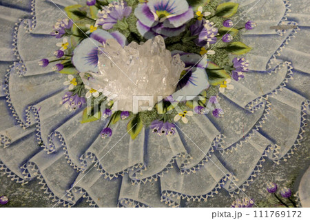 水晶クラスター 花のトールペイントの背景 水晶クラスター 花のトールペイントの背景 111769172