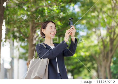 女性 アクションカメラ 女性 アクションカメラ 111769212