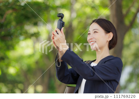 女性　アクションカメラ 111769220