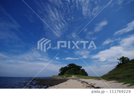 壱岐 筒城浜 白砂青松 エメラルドグリーンの透きとおった海 壱岐 筒城浜 白砂青松 エメラルドグリーンの透きとおった海 111769229