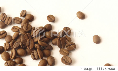 まとめて置かれたコーヒー豆 まとめて置かれたコーヒー豆 111769888