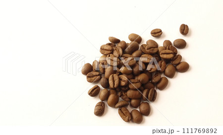 まとめて置かれたコーヒー豆 まとめて置かれたコーヒー豆 111769892