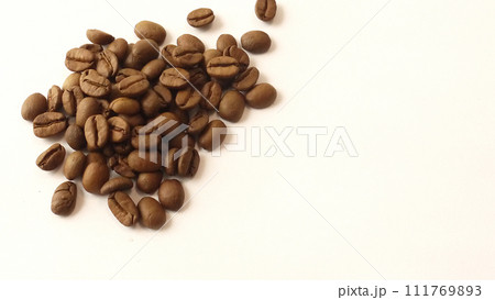 まとめて置かれたコーヒー豆 まとめて置かれたコーヒー豆 111769893