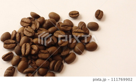 まとめて置かれたコーヒー豆 まとめて置かれたコーヒー豆 111769902