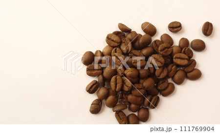 まとめて置かれたコーヒー豆 111769904