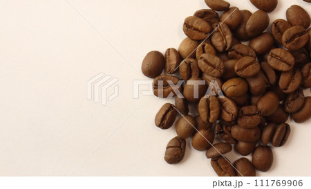 まとめて置かれたコーヒー豆 111769906