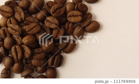 まとめて置かれたコーヒー豆 まとめて置かれたコーヒー豆 111769908