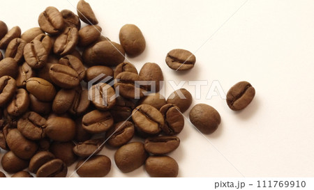 まとめて置かれたコーヒー豆 まとめて置かれたコーヒー豆 111769910