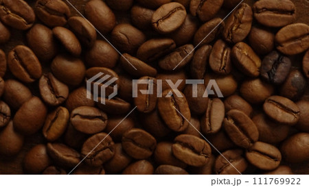 敷き詰めて置かれたコーヒー豆 111769922