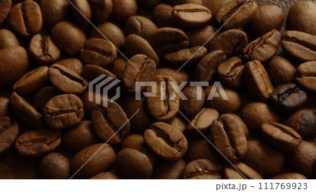 敷き詰めて置かれたコーヒー豆 敷き詰めて置かれたコーヒー豆 111769923