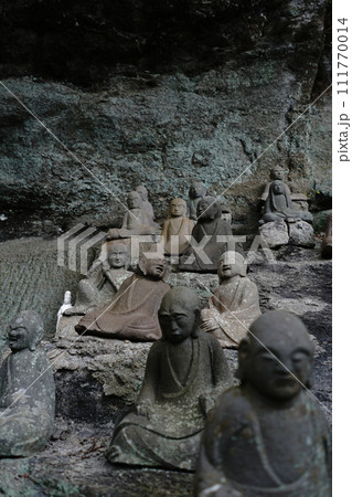 千五百羅漢道中。鋸山（のこぎりやま）は日本の千葉県の山。日本寺、地獄のぞきなどがある観光地。 111770014
