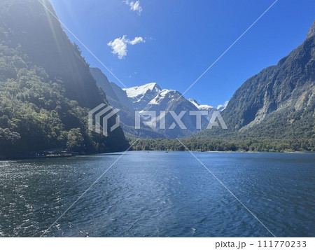 ニュージーランド南島の世界遺産・ミルフォードサウンド 111770233