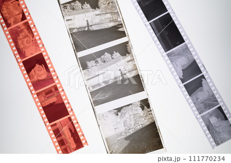 アナログ写真イメージ 6x6 35mm ネガカラーフィルムと白黒ネガフィルム アナログ写真イメージ 6x6 35mm ネガカラーフィルムと白黒ネガフィルム 111770234