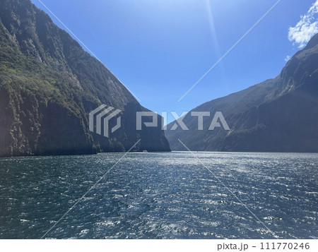 ニュージーランド南島の世界遺産・ミルフォードサウンド 111770246