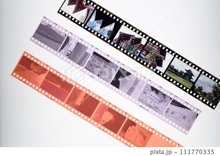 銀塩写真イメージ ネガカラーと白黒ネガフィルム、リバーサルカラーフィルム 銀塩写真イメージ ネガカラーと白黒ネガフィルム、リバーサルカラーフィルム 111770335