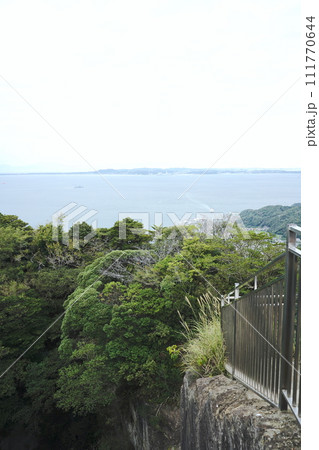 鋸山(のこぎりやま)は日本の千葉県の山。日本寺、地獄のぞきなどがある観光地。 鋸山(のこぎりやま)は日本の千葉県の山。日本寺、地獄のぞきなどがある観光地。 111770644