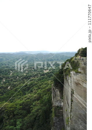 鋸山（のこぎりやま）は日本の千葉県の山。日本寺、地獄のぞきなどがある観光地。 111770647