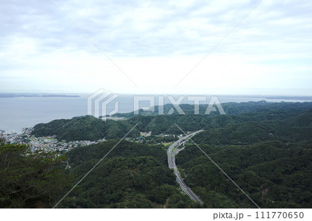鋸山（のこぎりやま）は日本の千葉県の山。日本寺、地獄のぞきなどがある観光地。 111770650