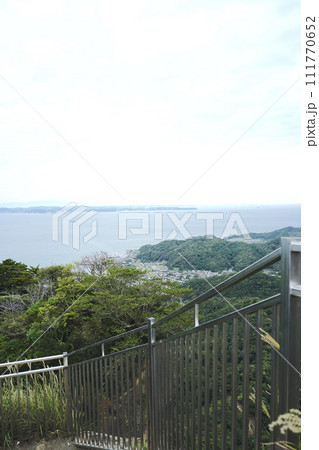 鋸山(のこぎりやま)は日本の千葉県の山。日本寺、地獄のぞきなどがある観光地。 鋸山(のこぎりやま)は日本の千葉県の山。日本寺、地獄のぞきなどがある観光地。 111770652