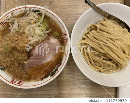 つけ麺のつけ汁 背脂と野菜がたっぷりの濃厚スープ つけ麺のつけ汁 背脂と野菜がたっぷりの濃厚スープ 111770979