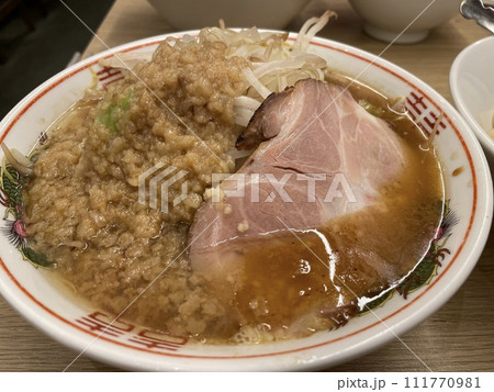 背脂と野菜がたっぷり入ったつけ麺用のつけ汁 111770981