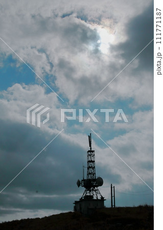 秋の空に映える鉄塔 111771187