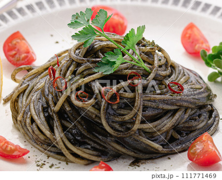 イカ墨スパゲティー　ズームアップ 111771469