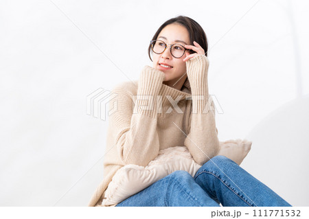 メガネをかけたタートルネックのミドル女性 111771532
