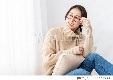 メガネをかけたタートルネックのミドル女性 111771533