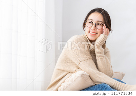 メガネをかけたタートルネックのミドル女性 111771534